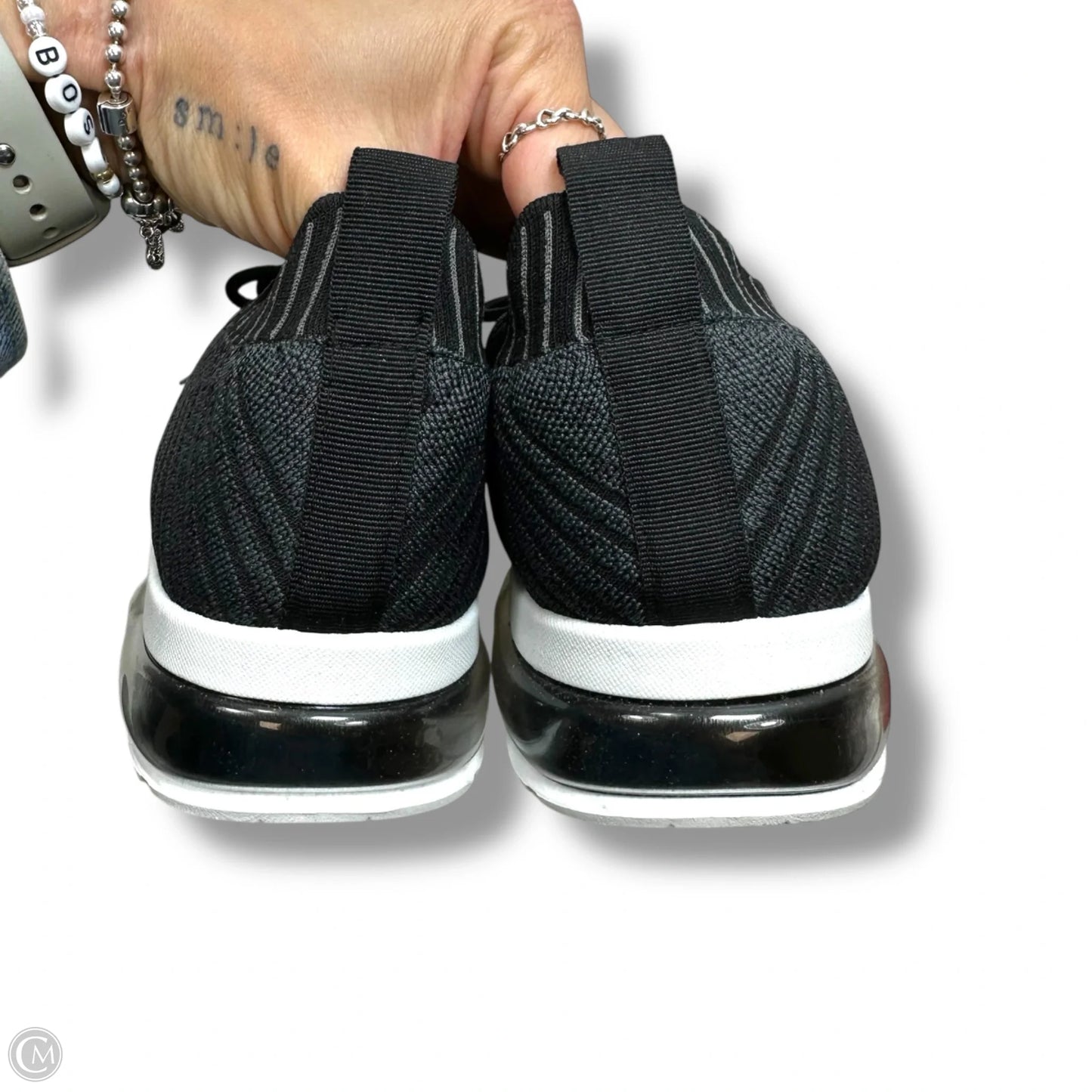 Shoes Sneakers By Clothes Mentor In Black, Size: 8