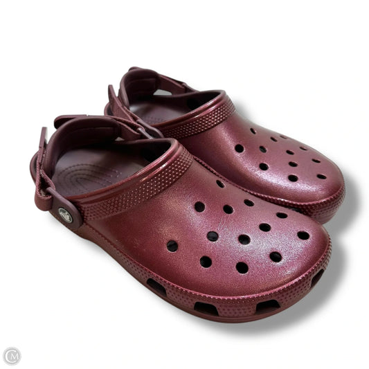 Sandals Flats By Crocs In Maroon, Size: 10