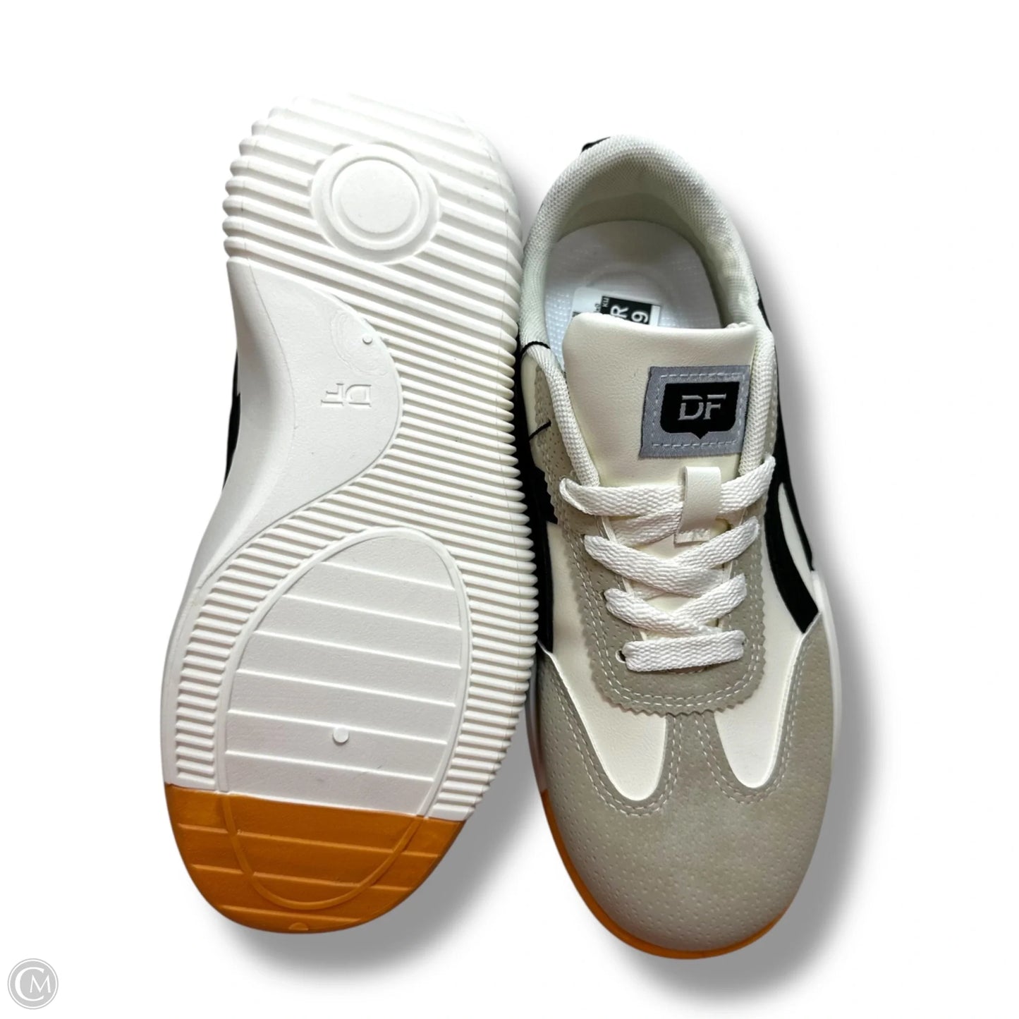 Shoes Sneakers By Clothes Mentor In Cream, Size: 6