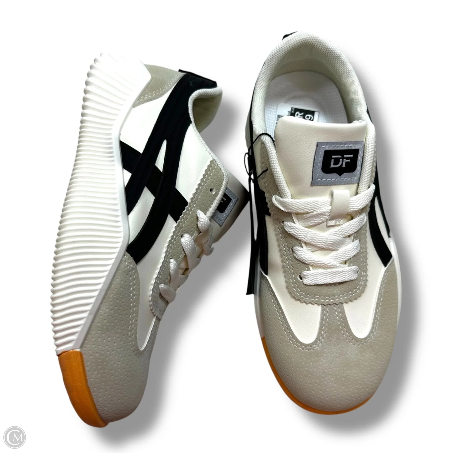 Shoes Sneakers By Clothes Mentor In Cream, Size: 6