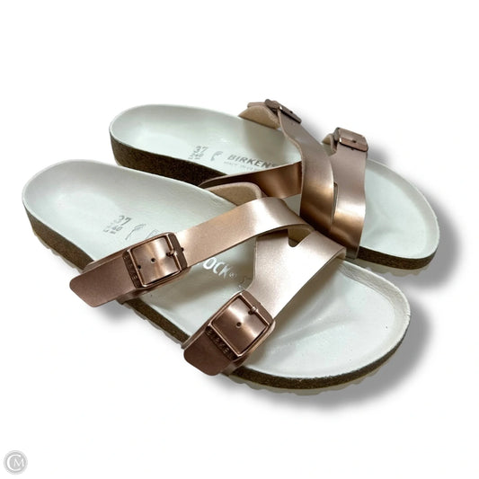 Sandals Flats By Birkenstock In Rose Gold, Size: 6/37