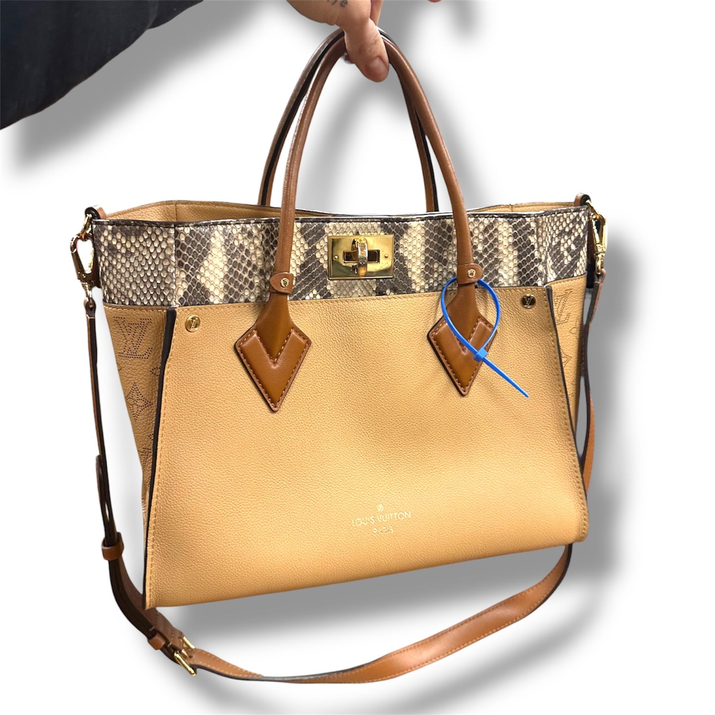 Handbag Luxury Designer By Louis Vuitton, Size: Medium