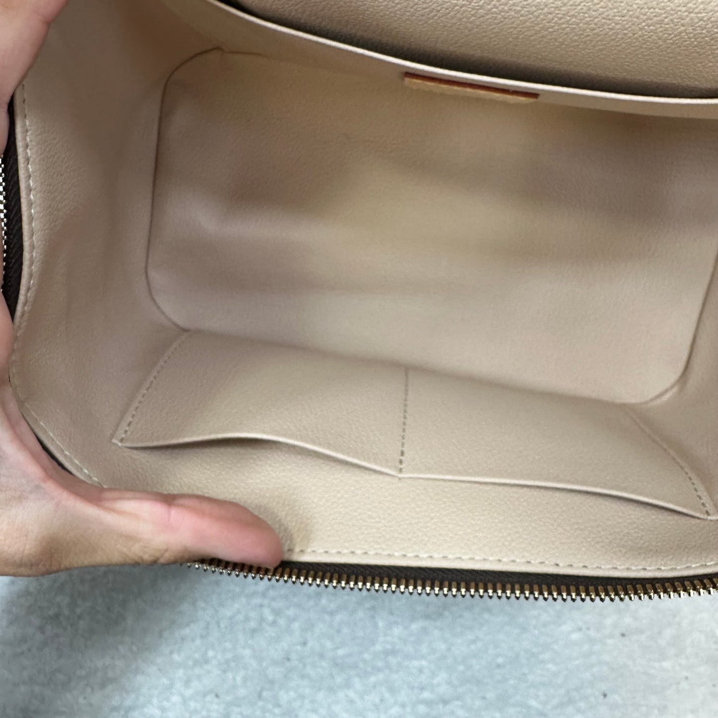 Makeup Bag Designer Louis Vuitton, Size Medium