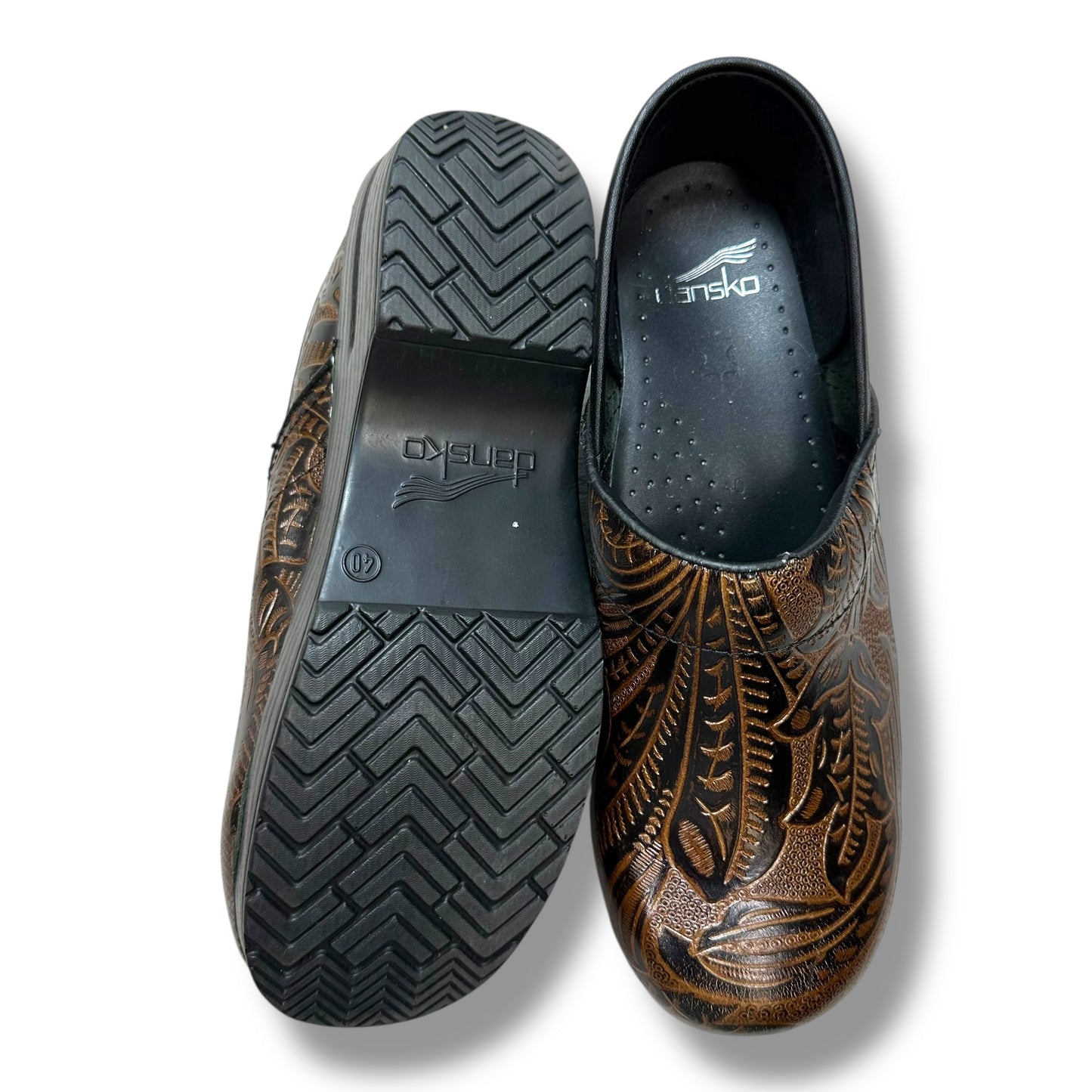 Shoes Flats By Dansko In Brown, Size: 9