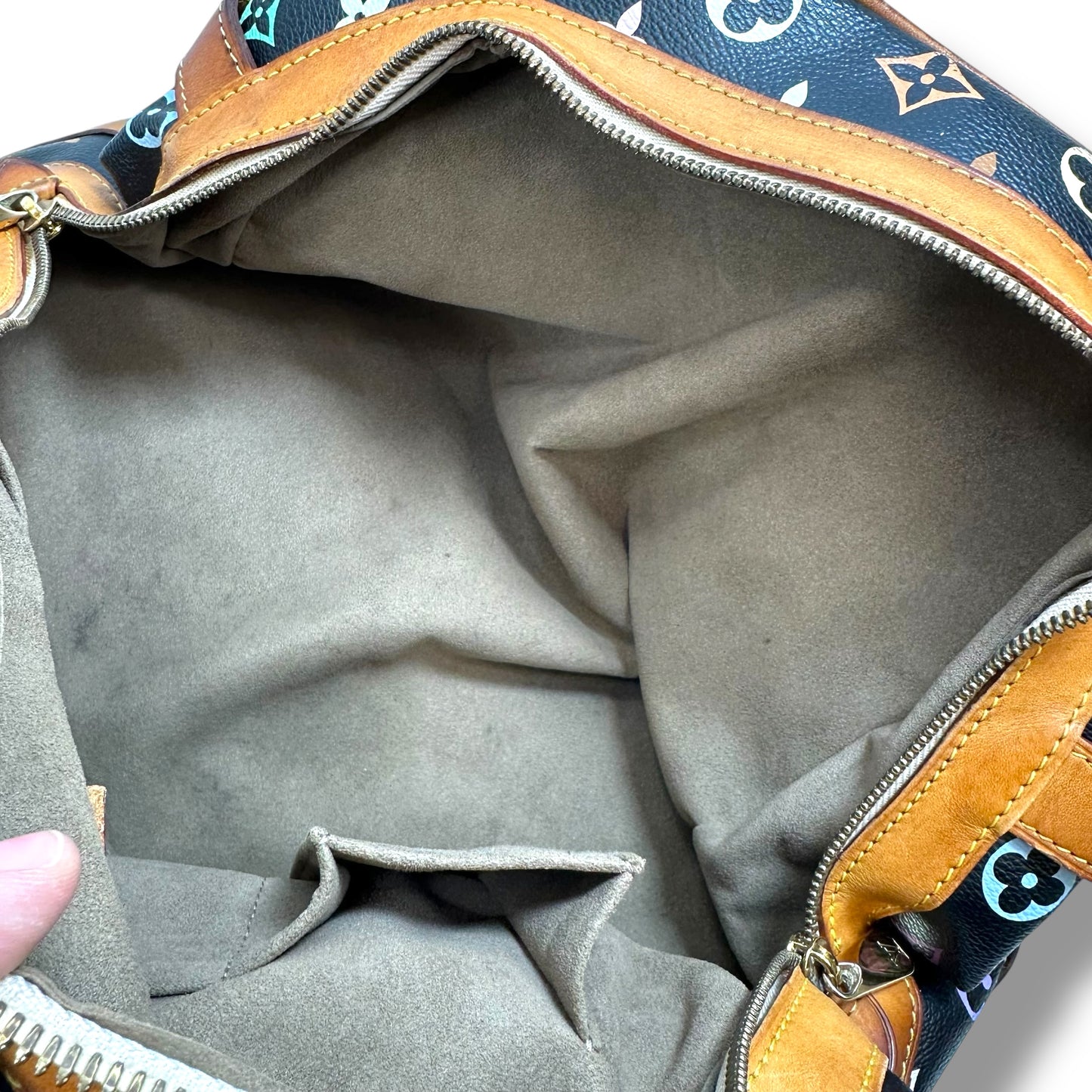 Handbag Luxury Designer By Louis Vuitton, Size: Medium