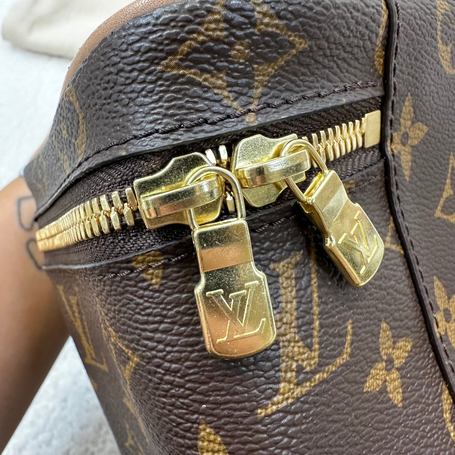 Makeup Bag Designer Louis Vuitton, Size Medium