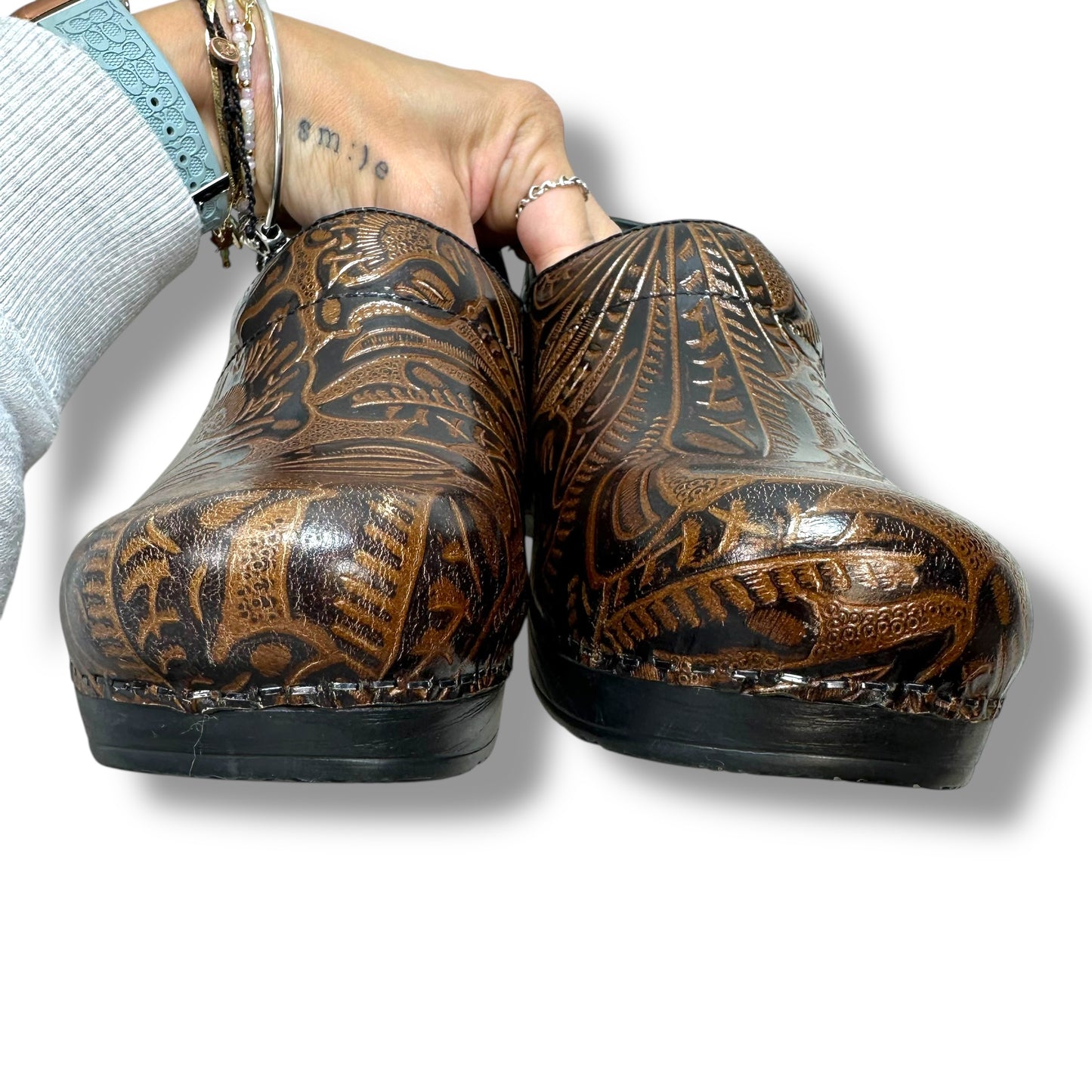 Shoes Flats By Dansko In Brown, Size: 9