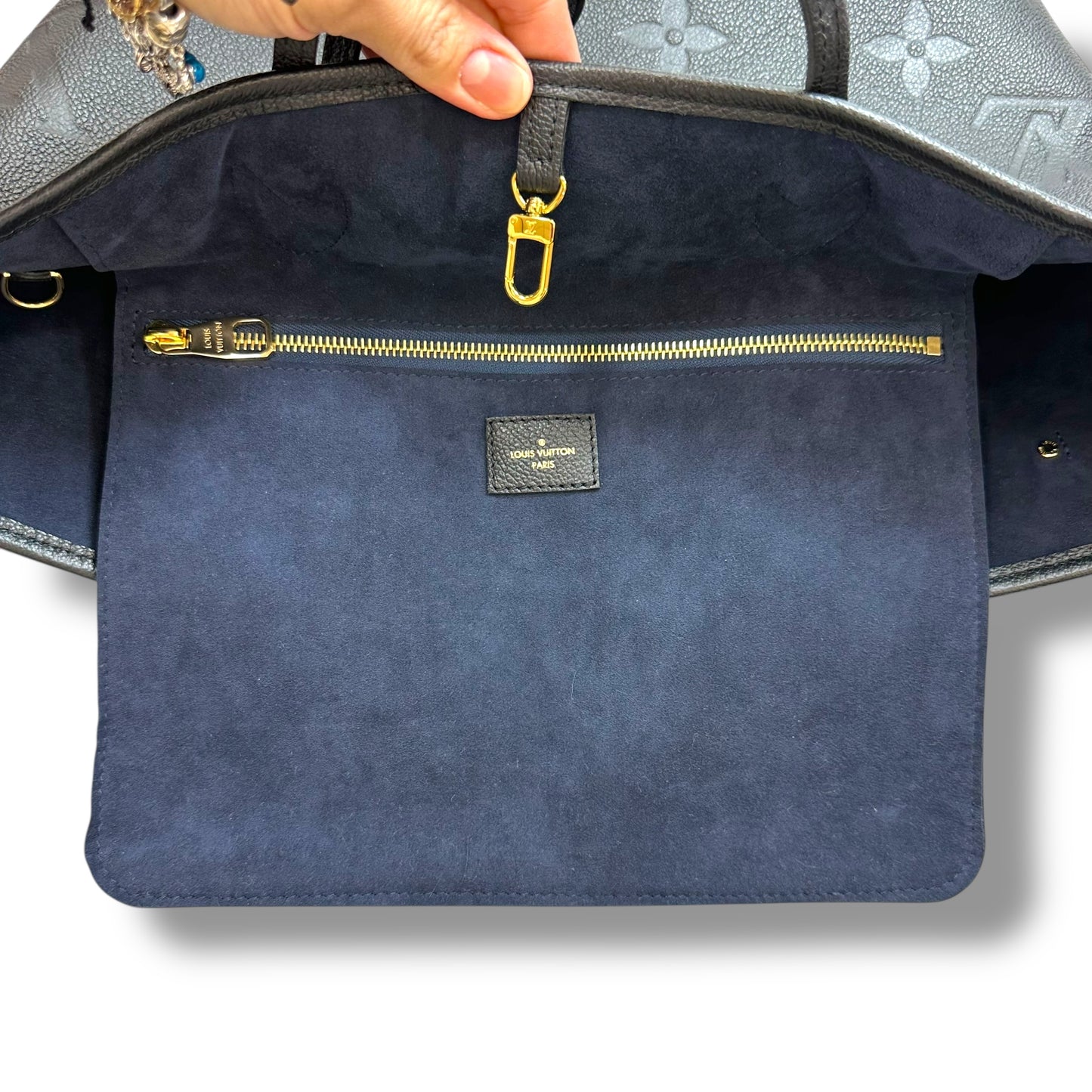 Handbag Luxury Designer By Louis Vuitton, Size: Medium