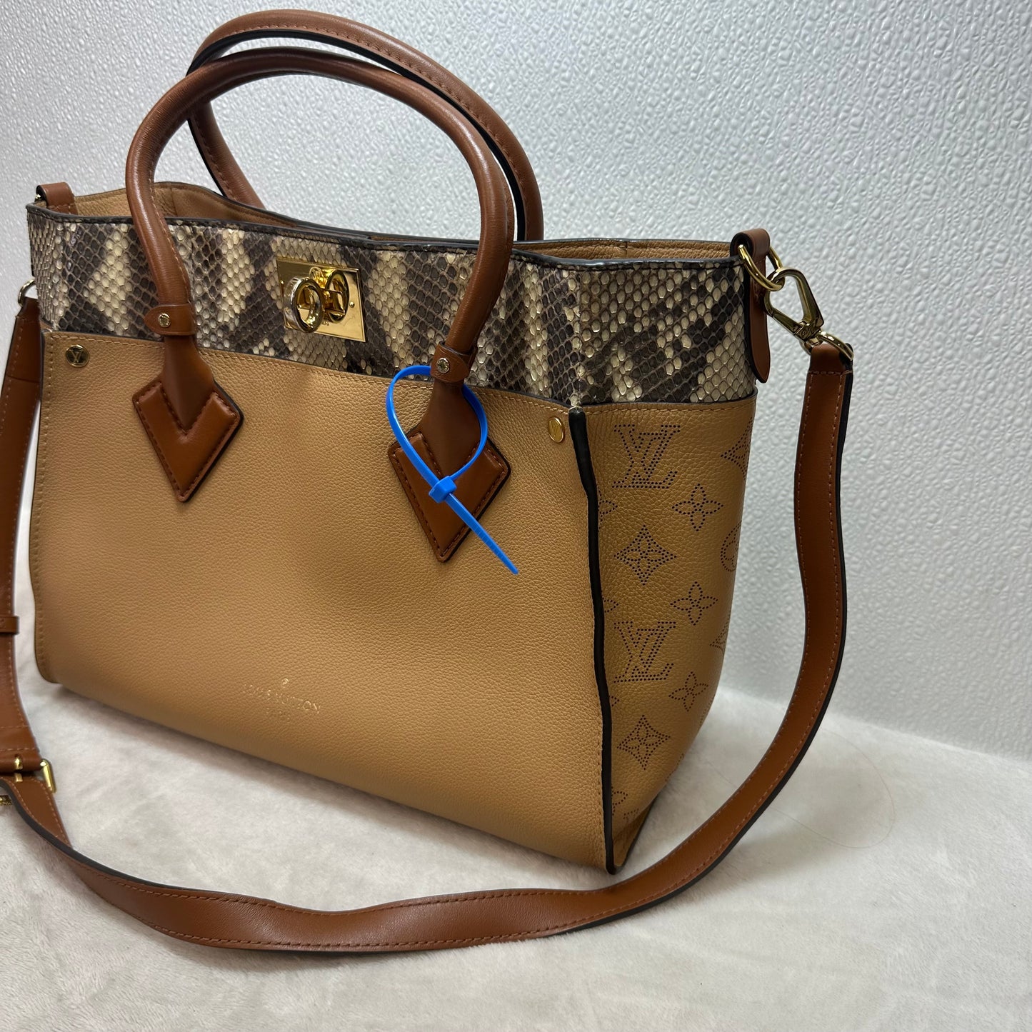 Handbag Luxury Designer By Louis Vuitton, Size: Medium