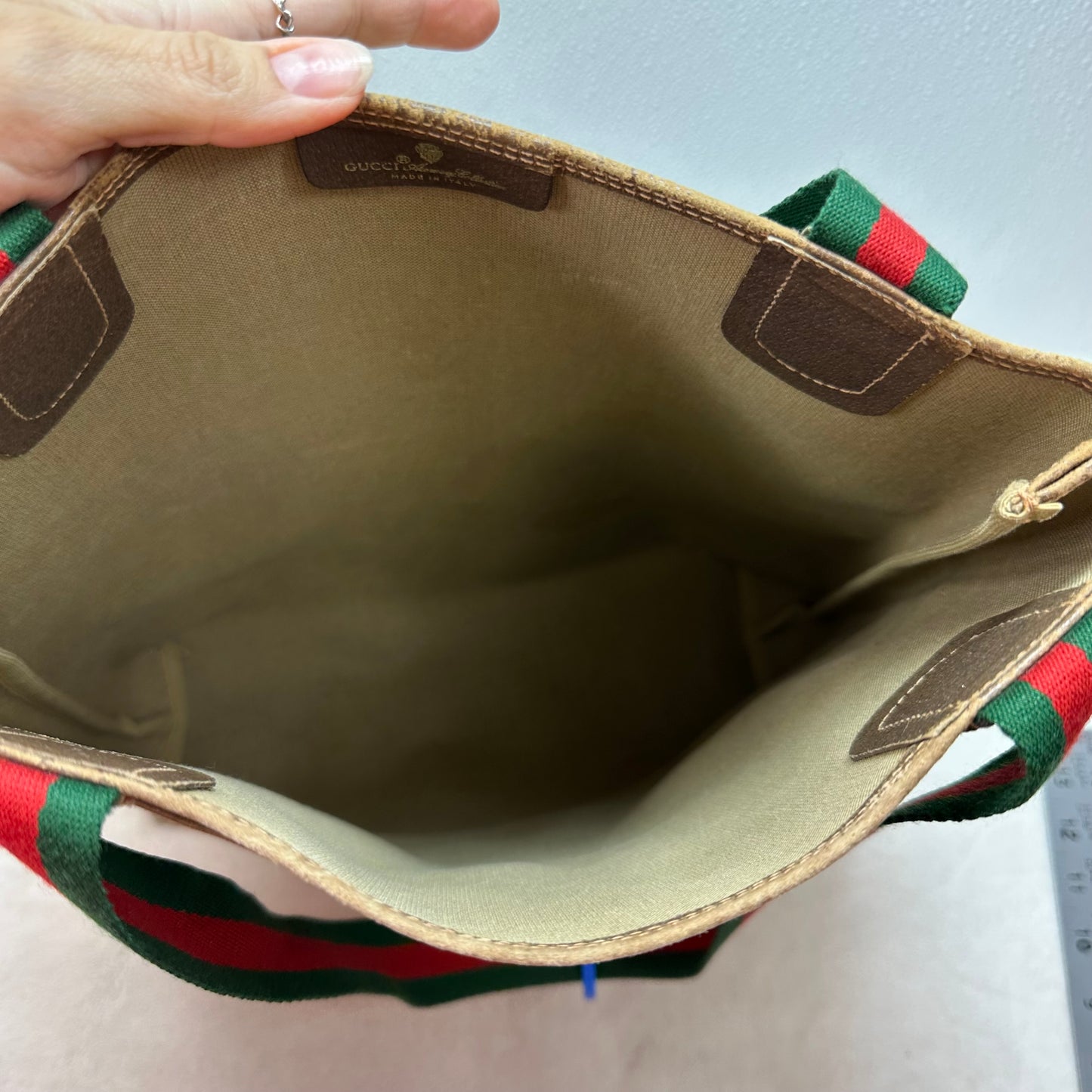 Handbag Luxury Designer By Gucci, Size: Medium