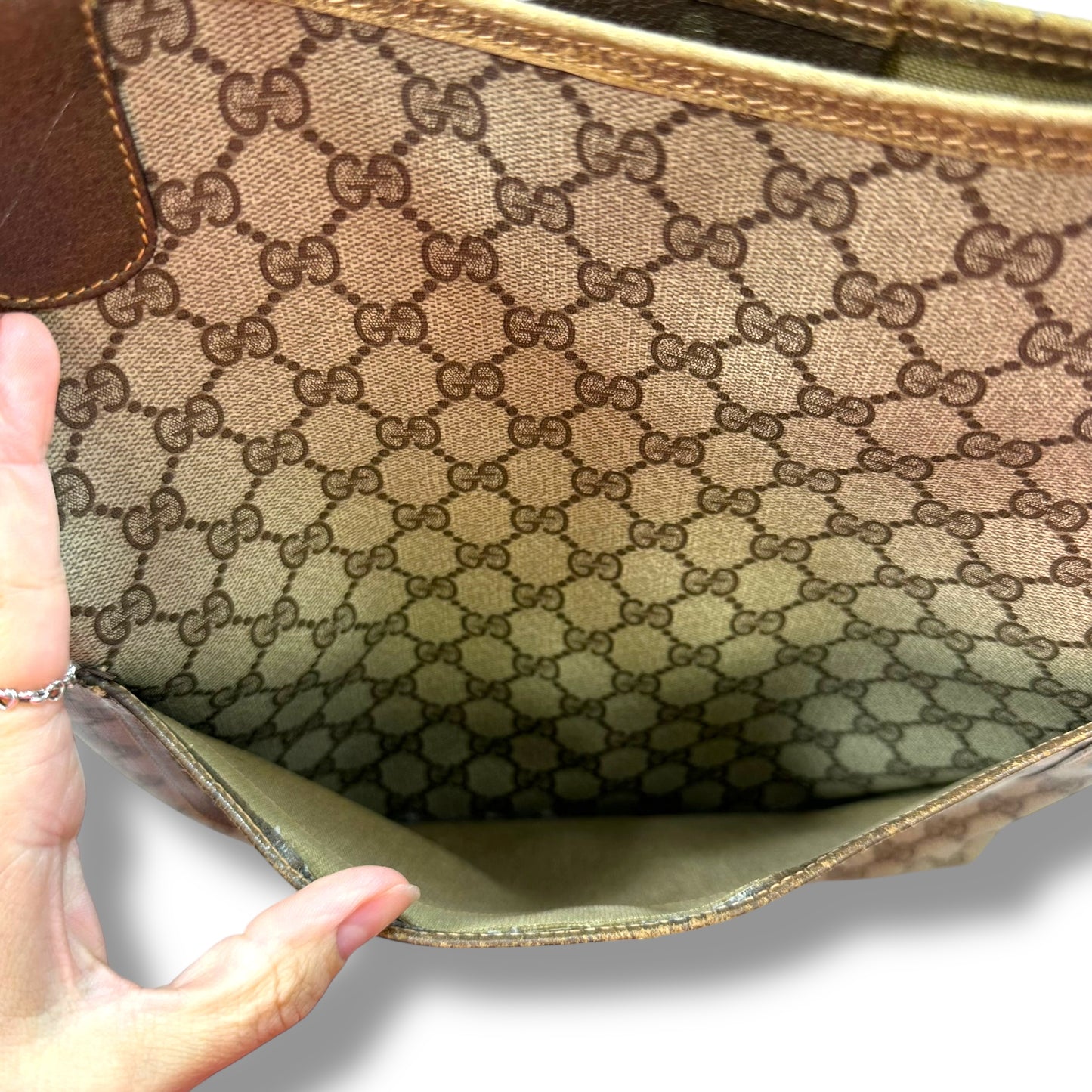 Handbag Luxury Designer By Gucci, Size: Medium