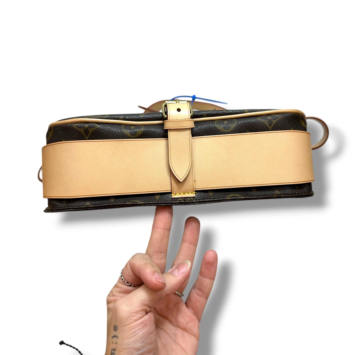 Crossbody Luxury Designer By Louis Vuitton, Size: Medium