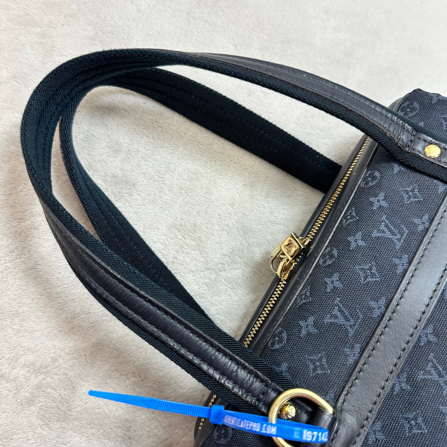 Handbag Luxury Designer By Louis Vuitton, Size: Medium