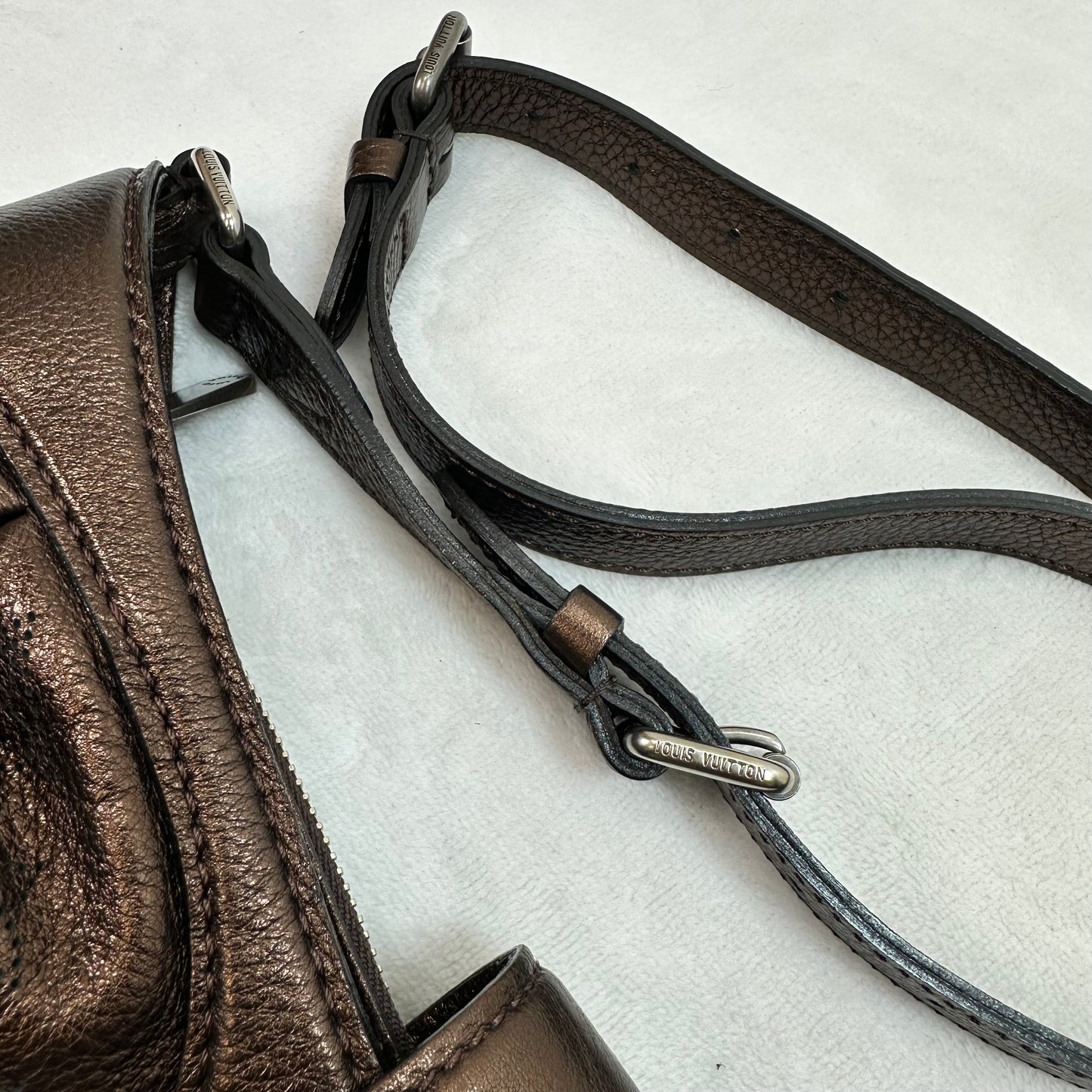 Handbag Luxury Designer By Louis Vuitton, Size: Medium