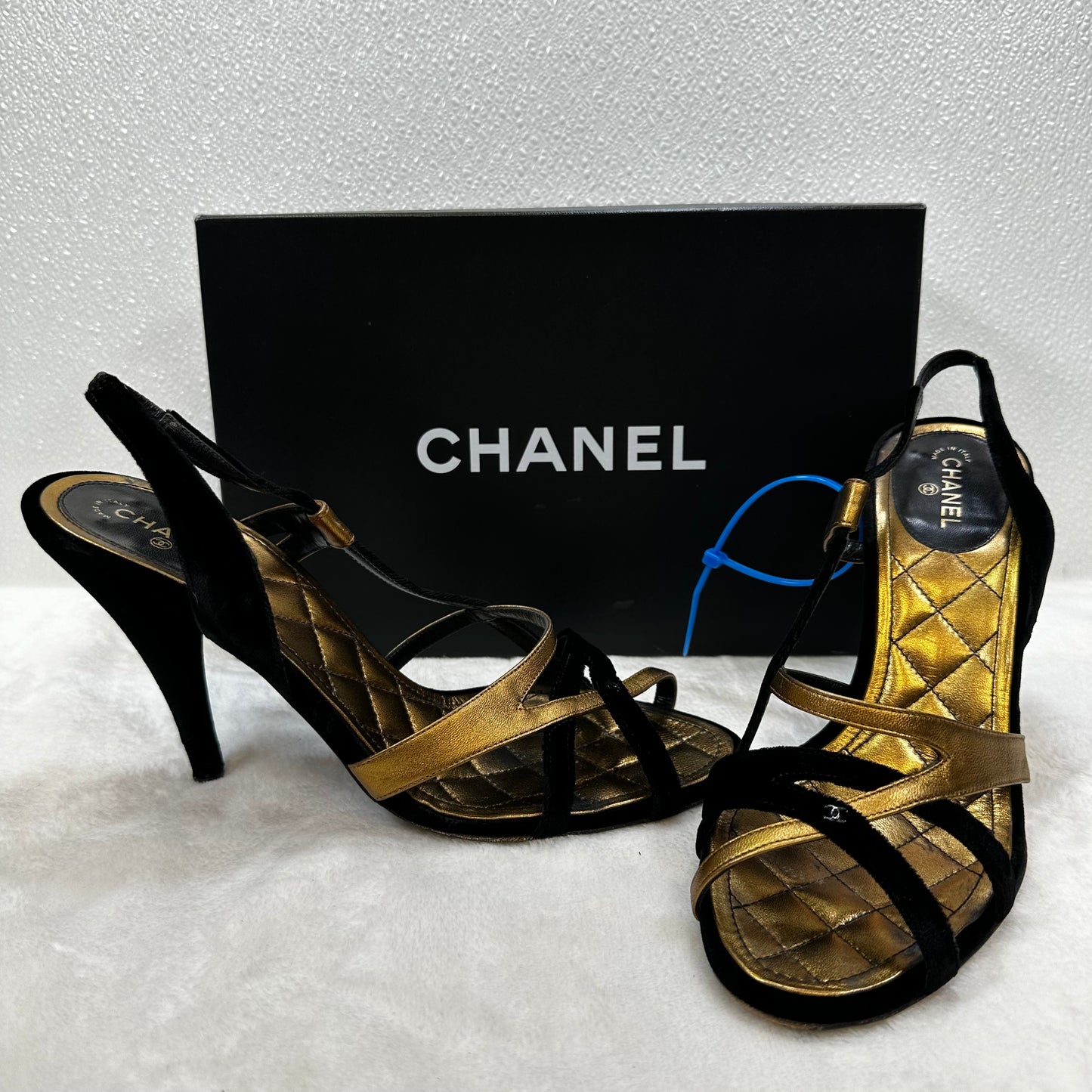 Shoes Designer By Chanel In Gold size 40