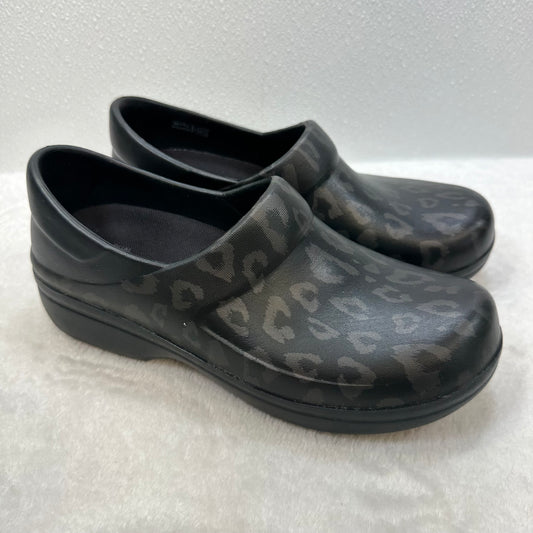 Shoes Flats Other By Crocs  Size: 7