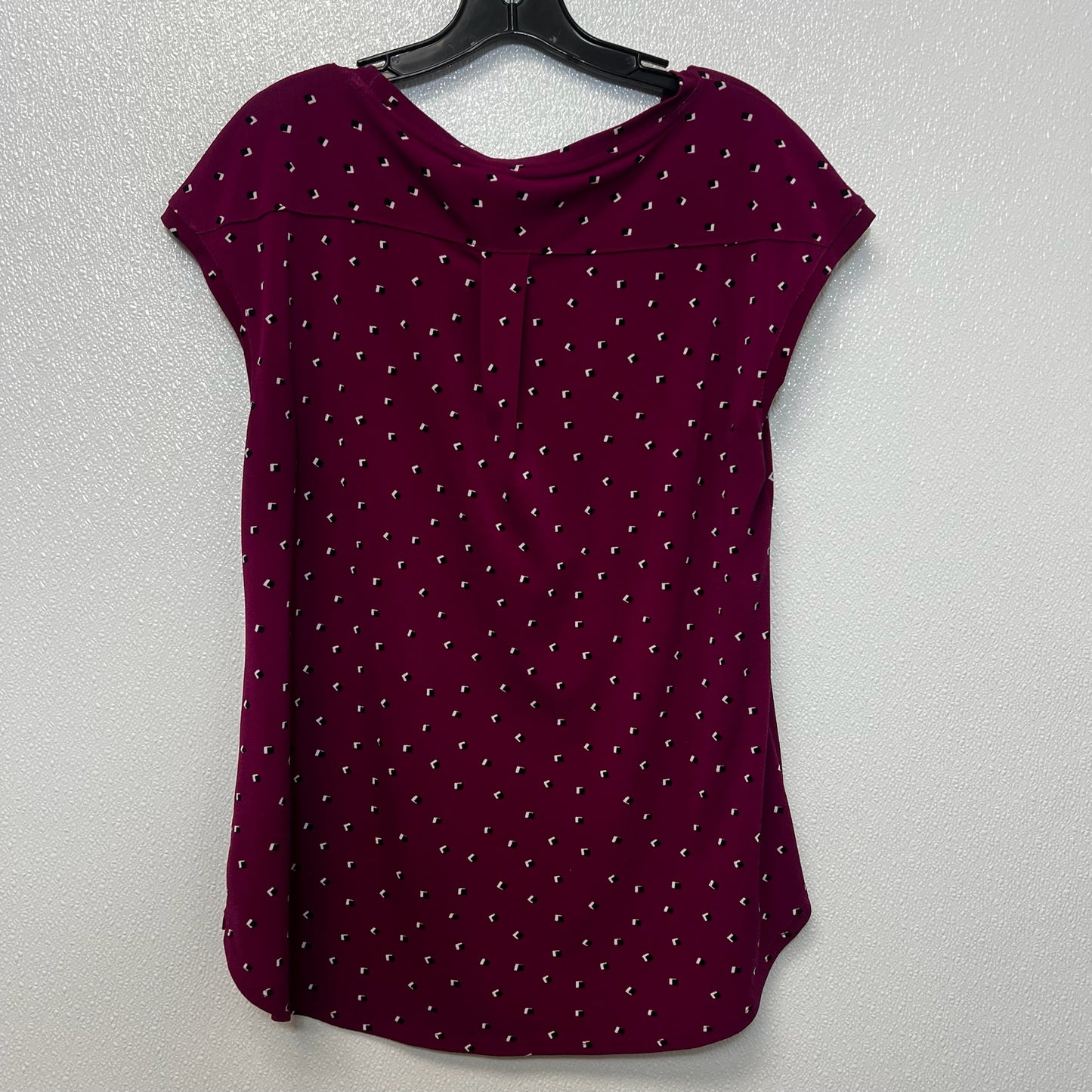 Top Sleeveless By Elle In Burgundy, Size: M