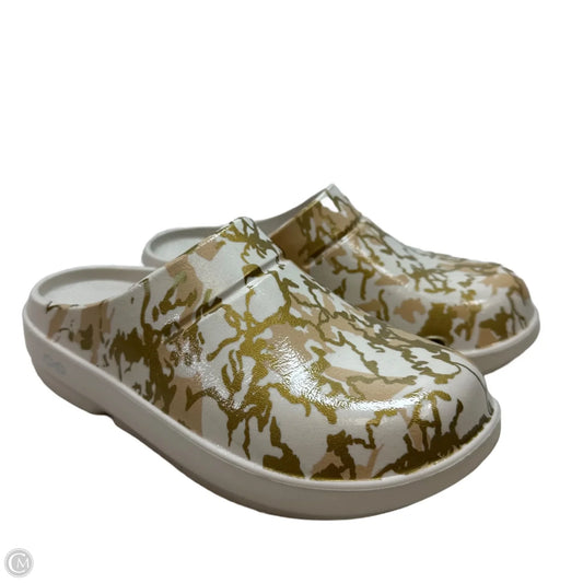 Shoes Flats By Oofos In Ivory, Size: 7