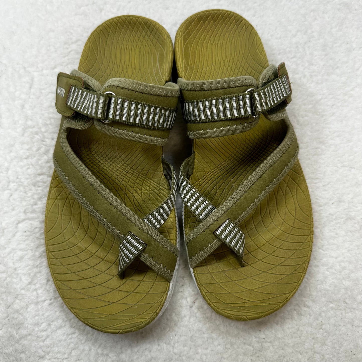 Olive Sandals Flats Clothes Mentor, Size 7.5