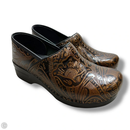 Shoes Flats By Dansko In Brown, Size: 9