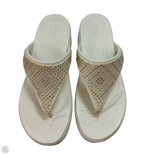 Sandals Flats By Crocs In White, Size: 10