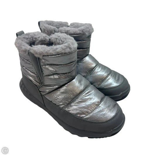 Boots Ankle Flats By Bearpaw In Silver, Size: 7