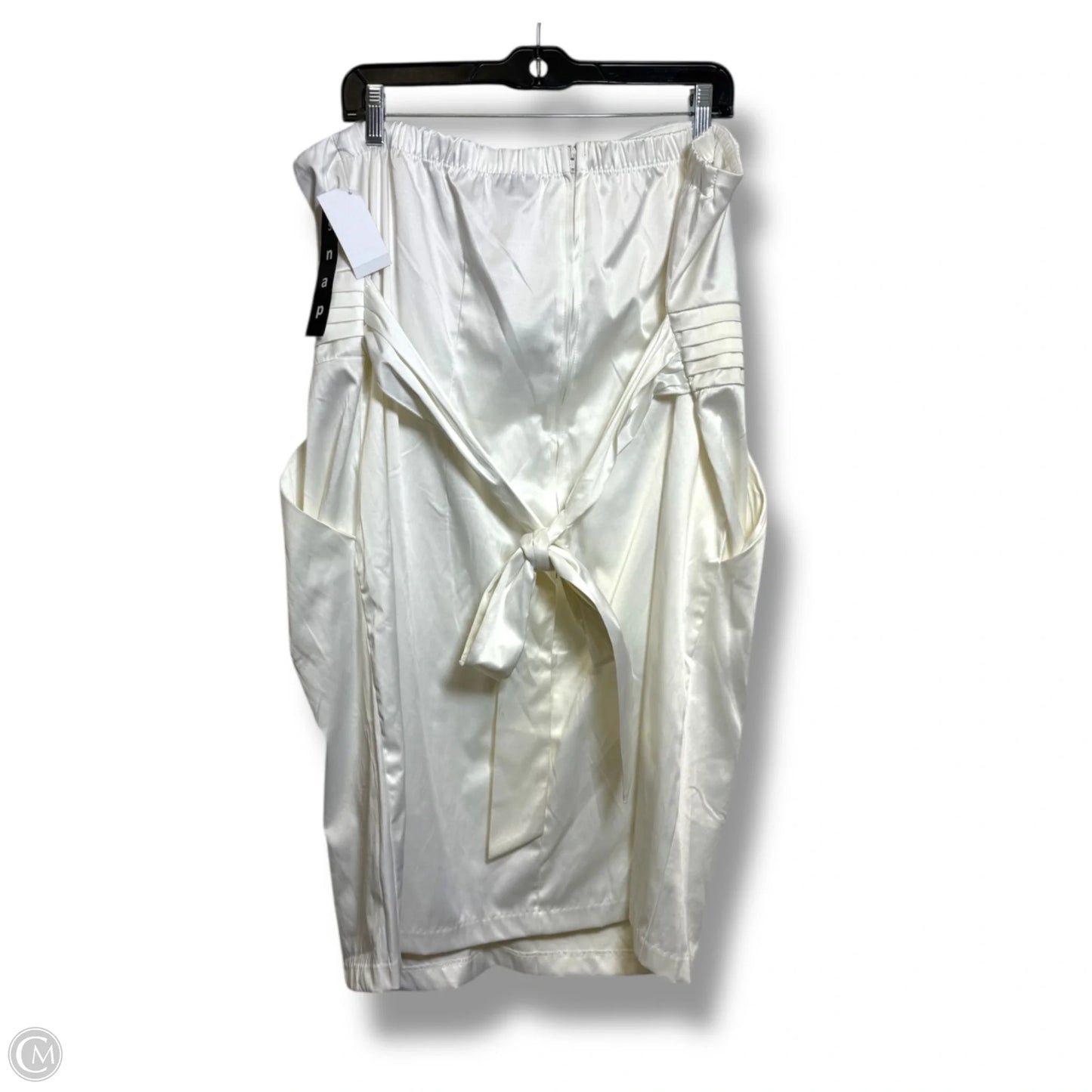 Dress Casual Short By Clothes Mentor In White, Size: 22