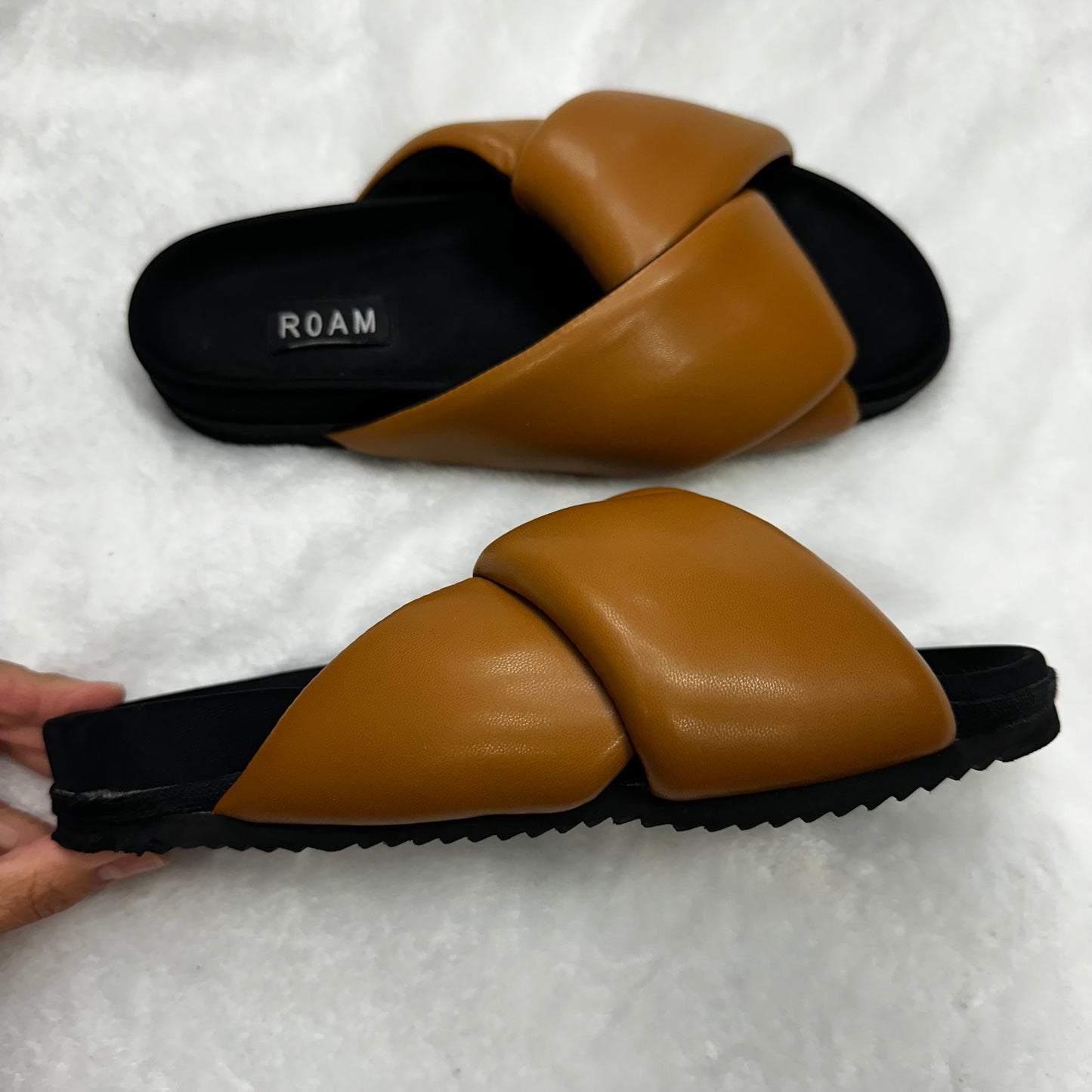 Sandals Flats By ROAM In Tan, Size: 7