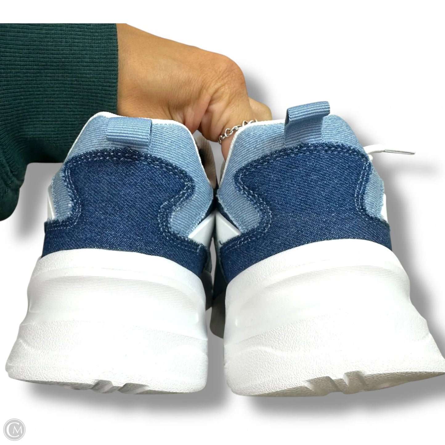 Shoes Sneakers By Clothes Mentor In Blue Denim, Size: 7