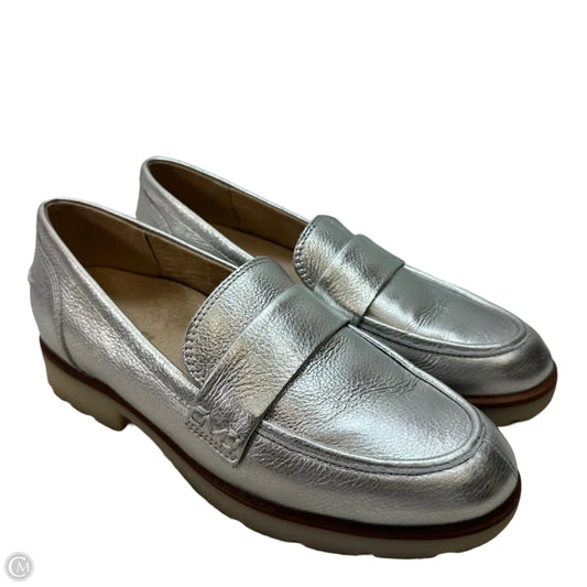 Shoes Flats By Vionic In Silver, Size: 8