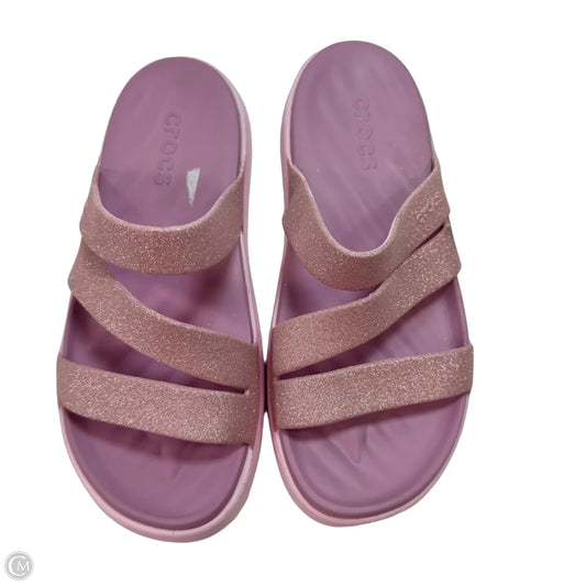 Sandals Flats By Crocs In Pink, Size: 6