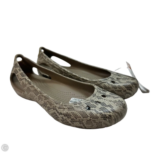 Shoes Flats By Crocs In Multi-colored, Size: 7