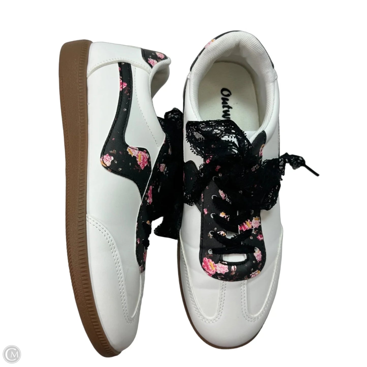 Shoes Sneakers By Clothes Mentor In Black & White, Size: 9