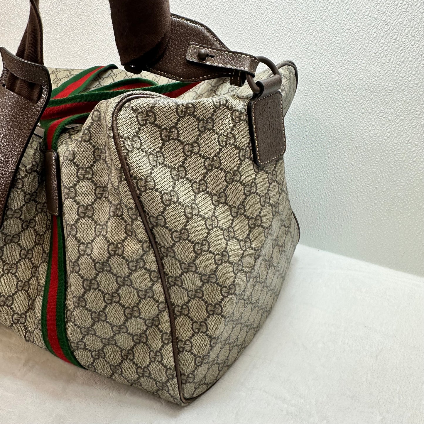 Duffle And Weekender Luxury Designer By Gucci, Size: Medium