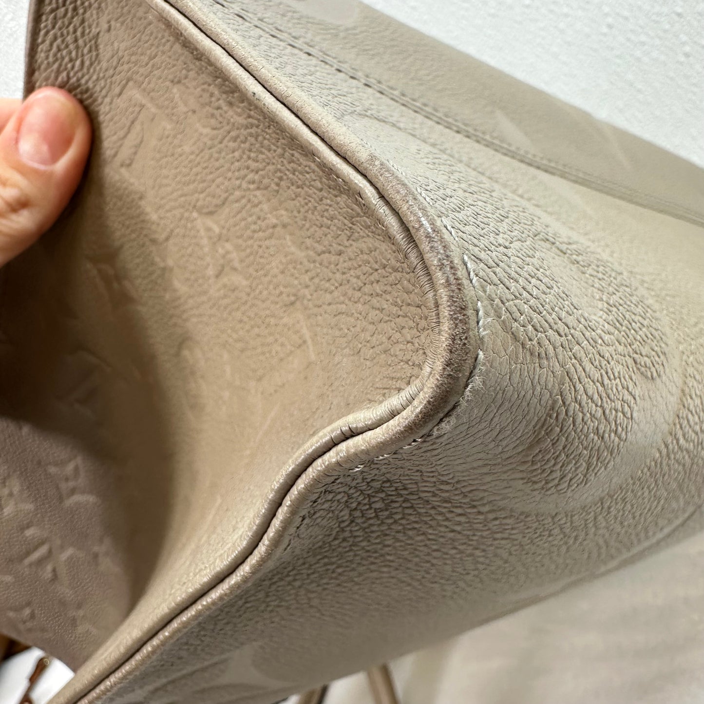 OnTheGo MM tote bag Tourterelle (turtledove) beige Monogram Empreinte leather Handbag Luxury Designer By Louis Vuitton, Size: Medium