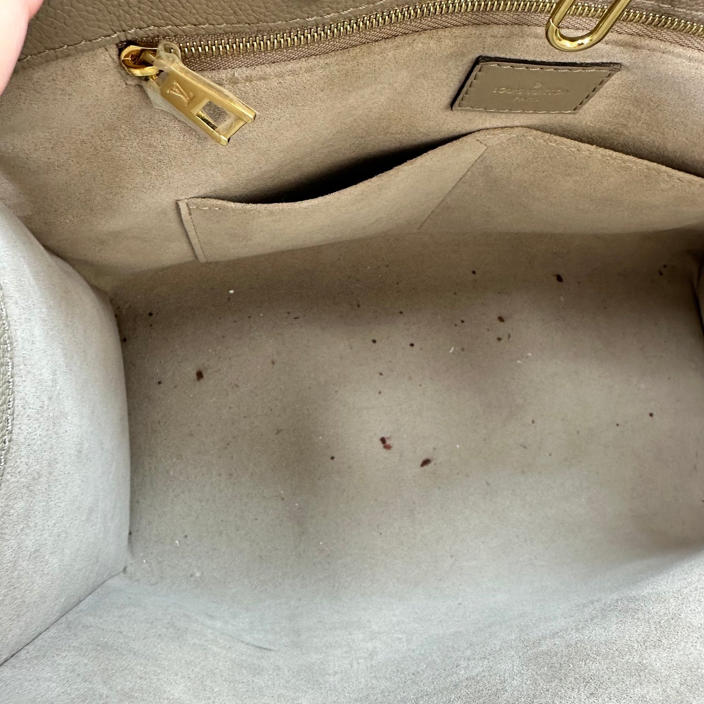 OnTheGo MM tote bag Tourterelle (turtledove) beige Monogram Empreinte leather Handbag Luxury Designer By Louis Vuitton, Size: Medium