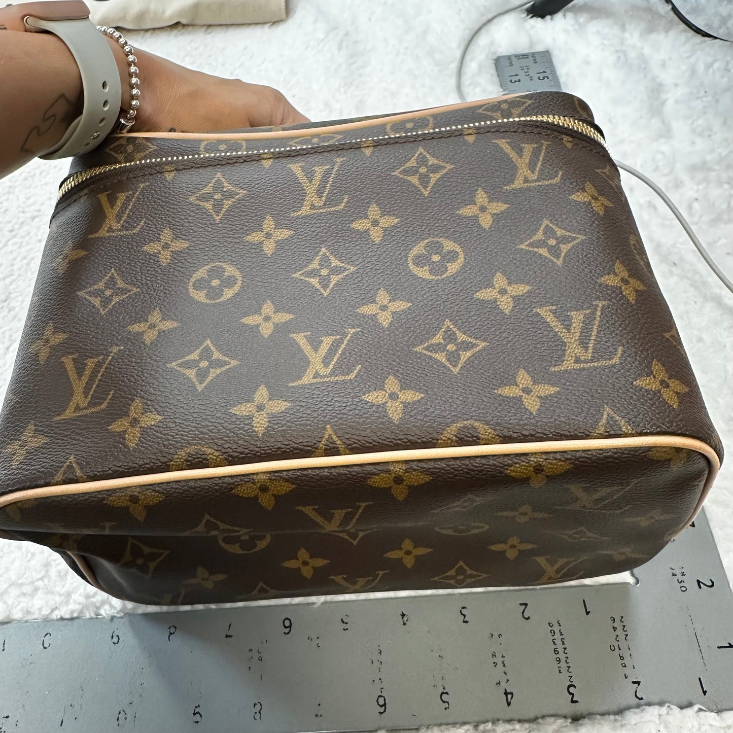 Makeup Bag Designer Louis Vuitton, Size Medium