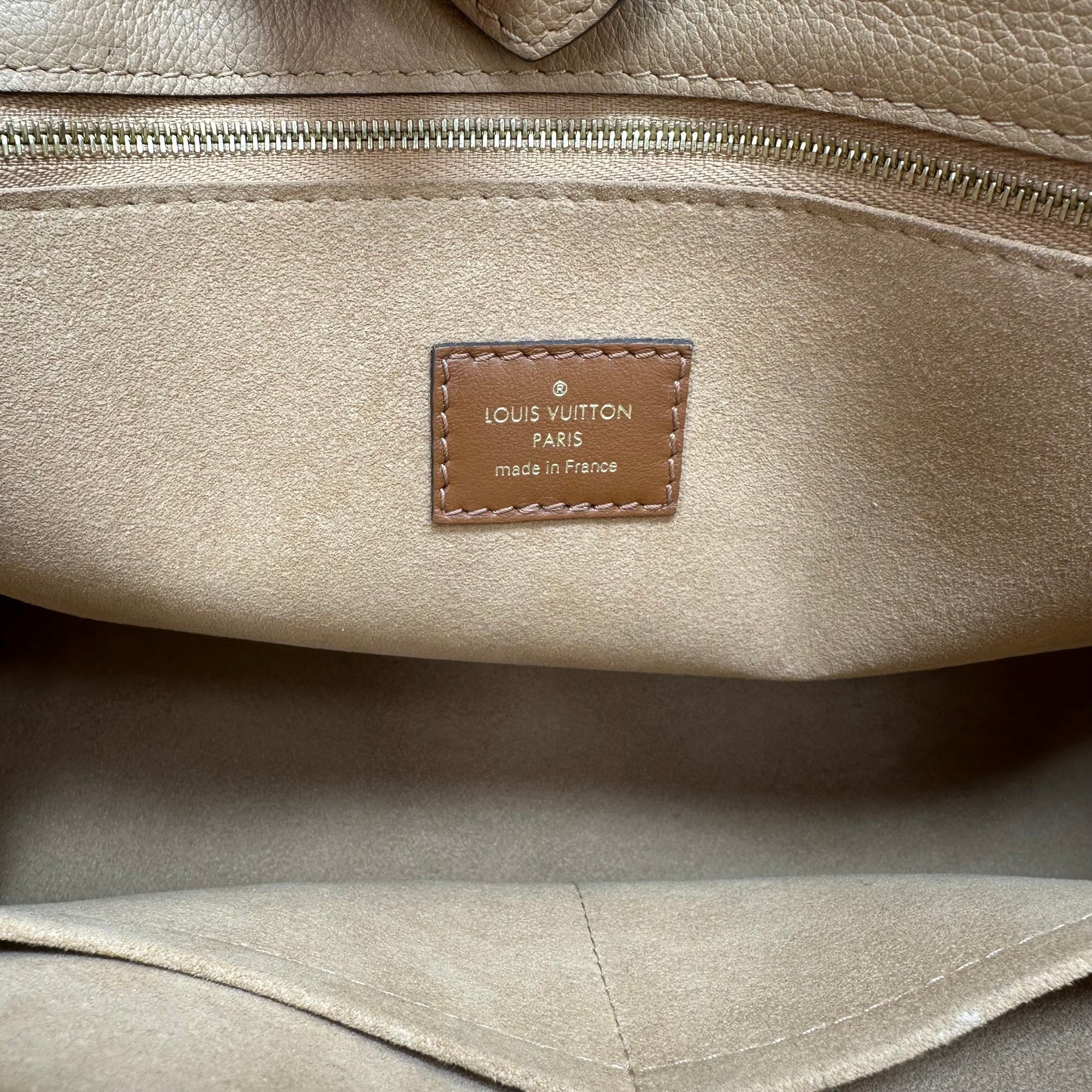 Handbag Luxury Designer By Louis Vuitton, Size: Medium