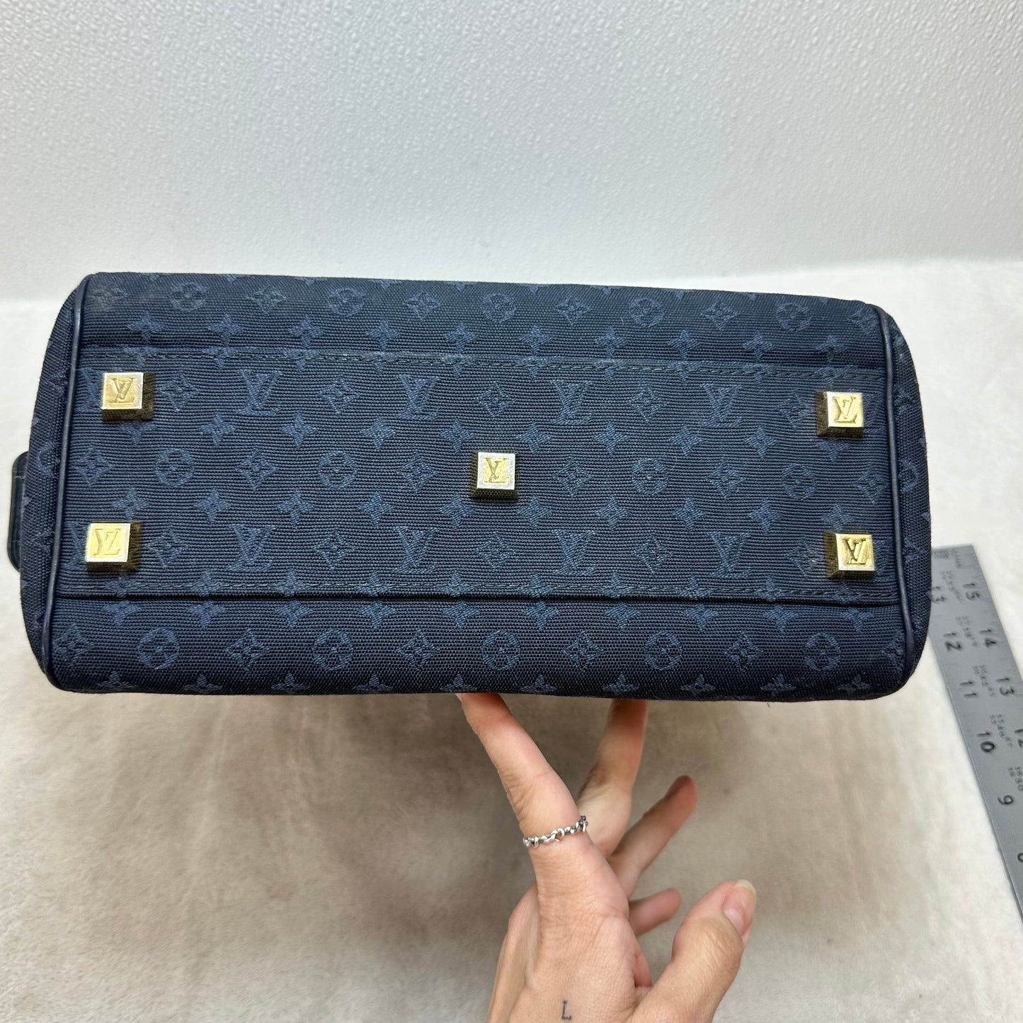 Handbag Luxury Designer By Louis Vuitton, Size: Medium
