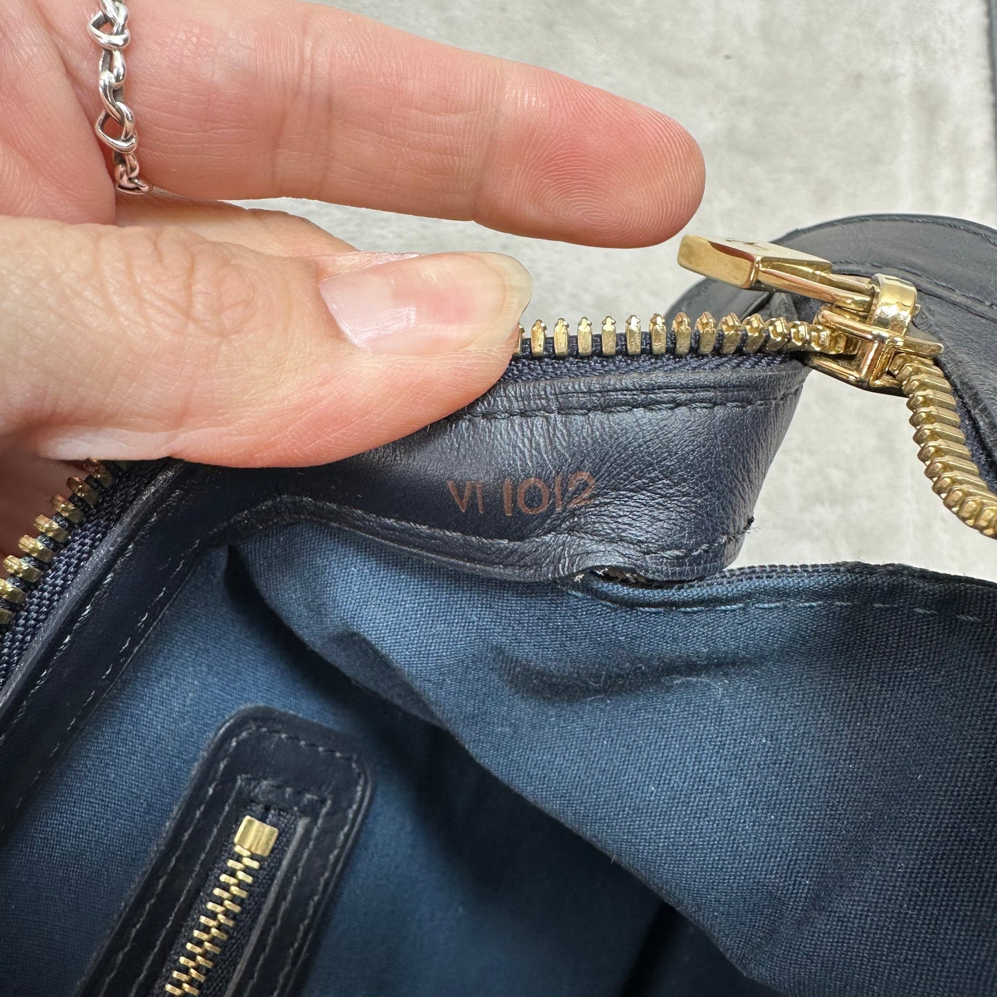 Handbag Luxury Designer By Louis Vuitton, Size: Medium