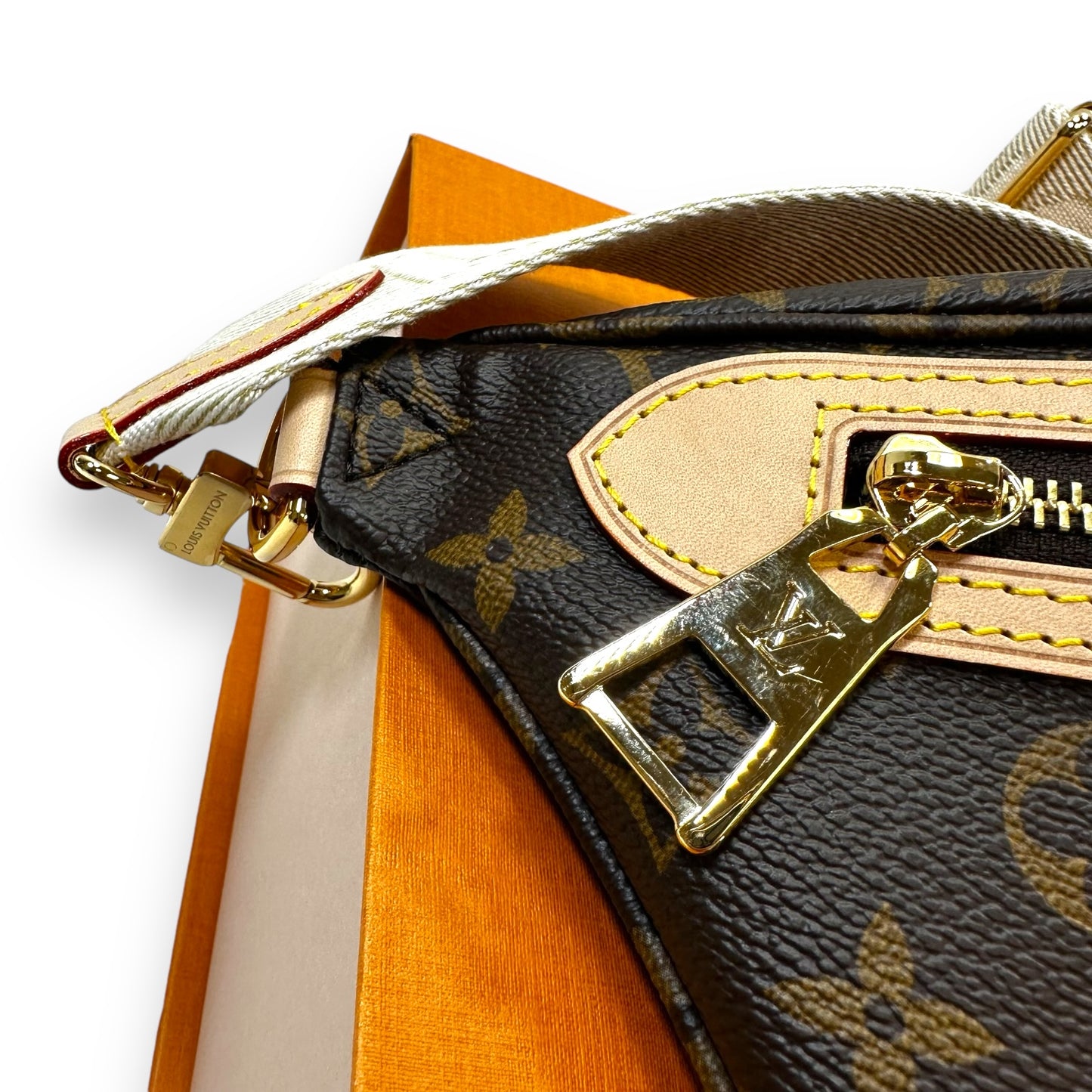 Microchipped HIGH RISE Bum bag Designer By Louis Vuitton, Size: Large