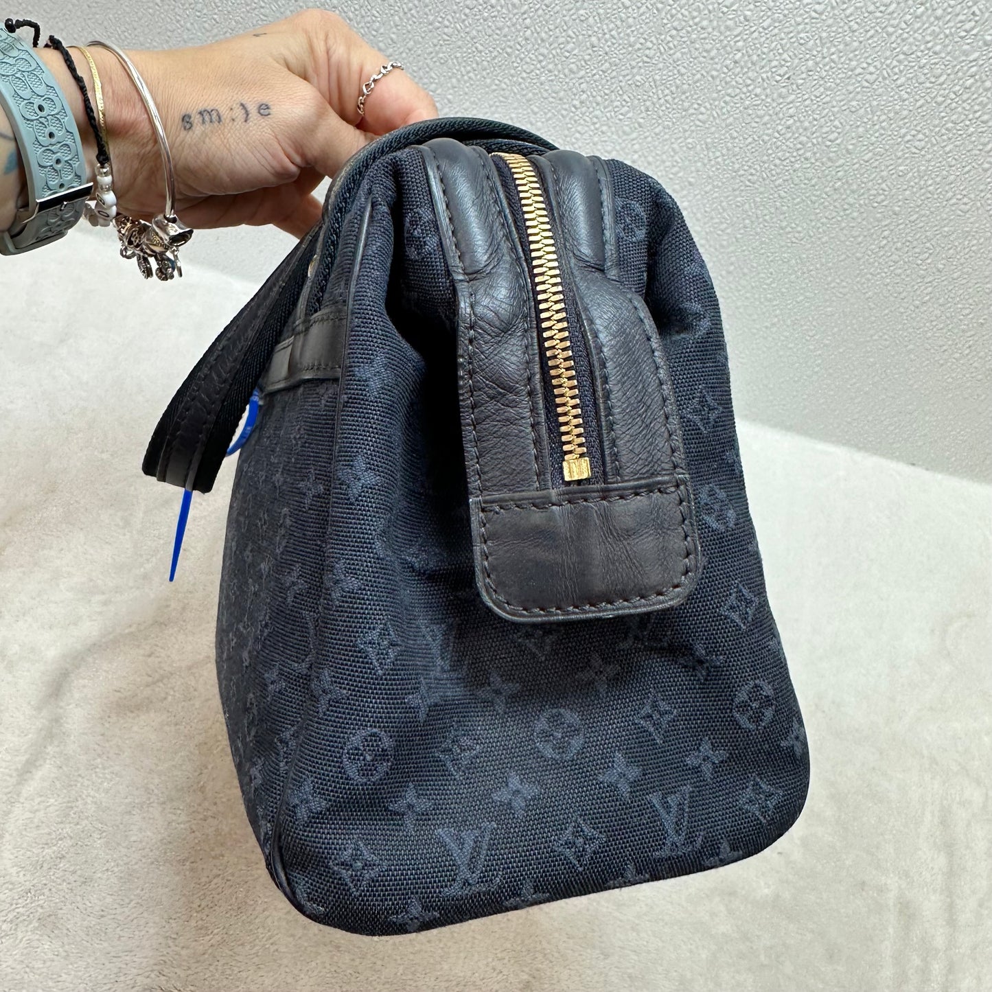 Handbag Luxury Designer By Louis Vuitton, Size: Medium