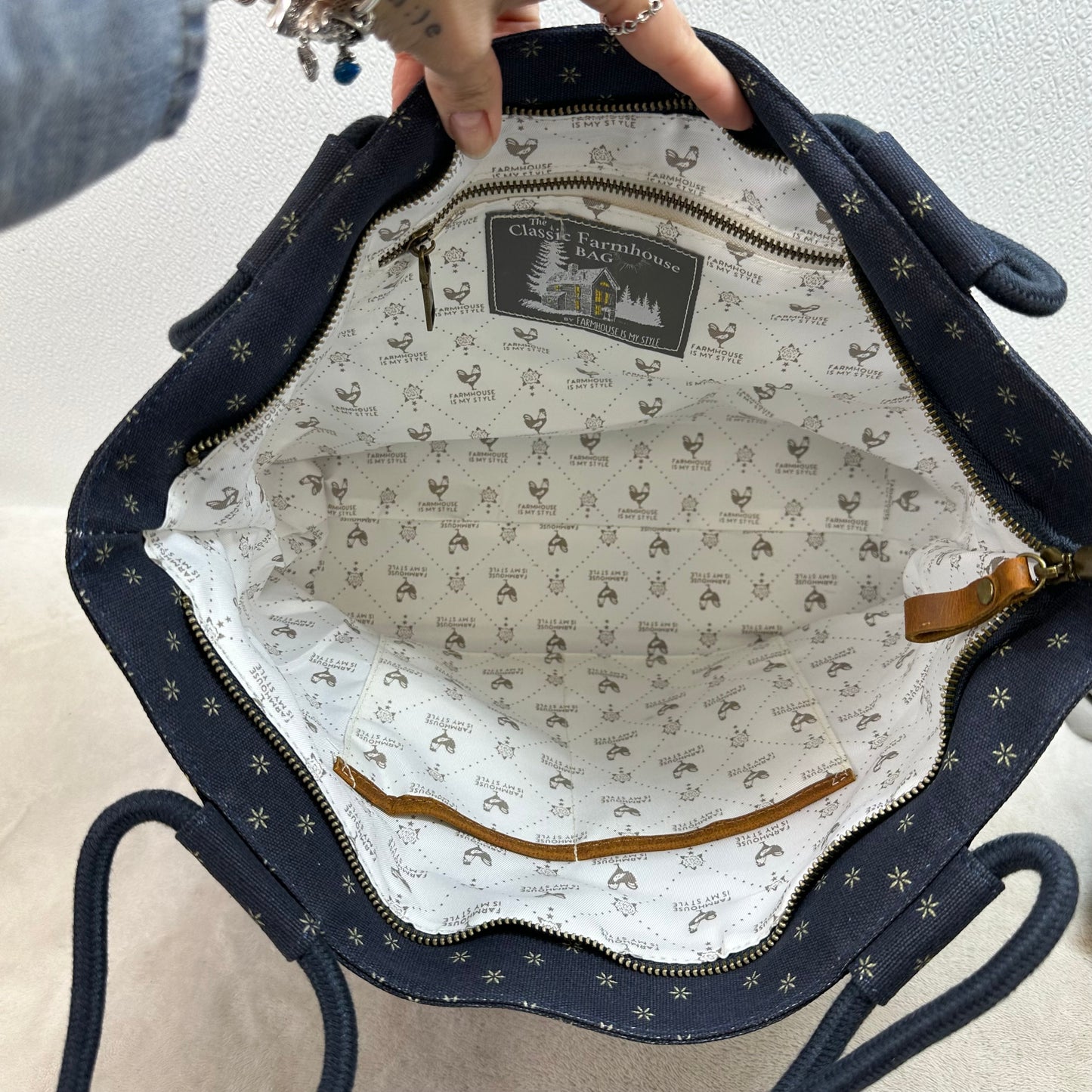 Tote By Clothes Mentor, Size: Medium