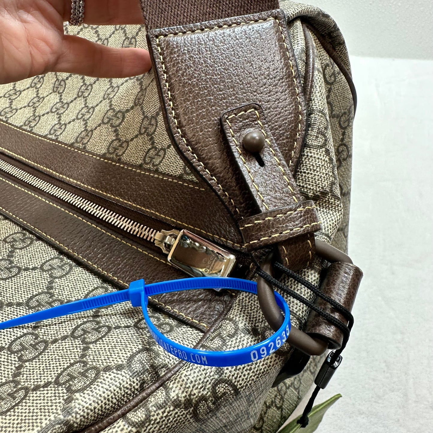 Duffle And Weekender Luxury Designer By Gucci, Size: Medium
