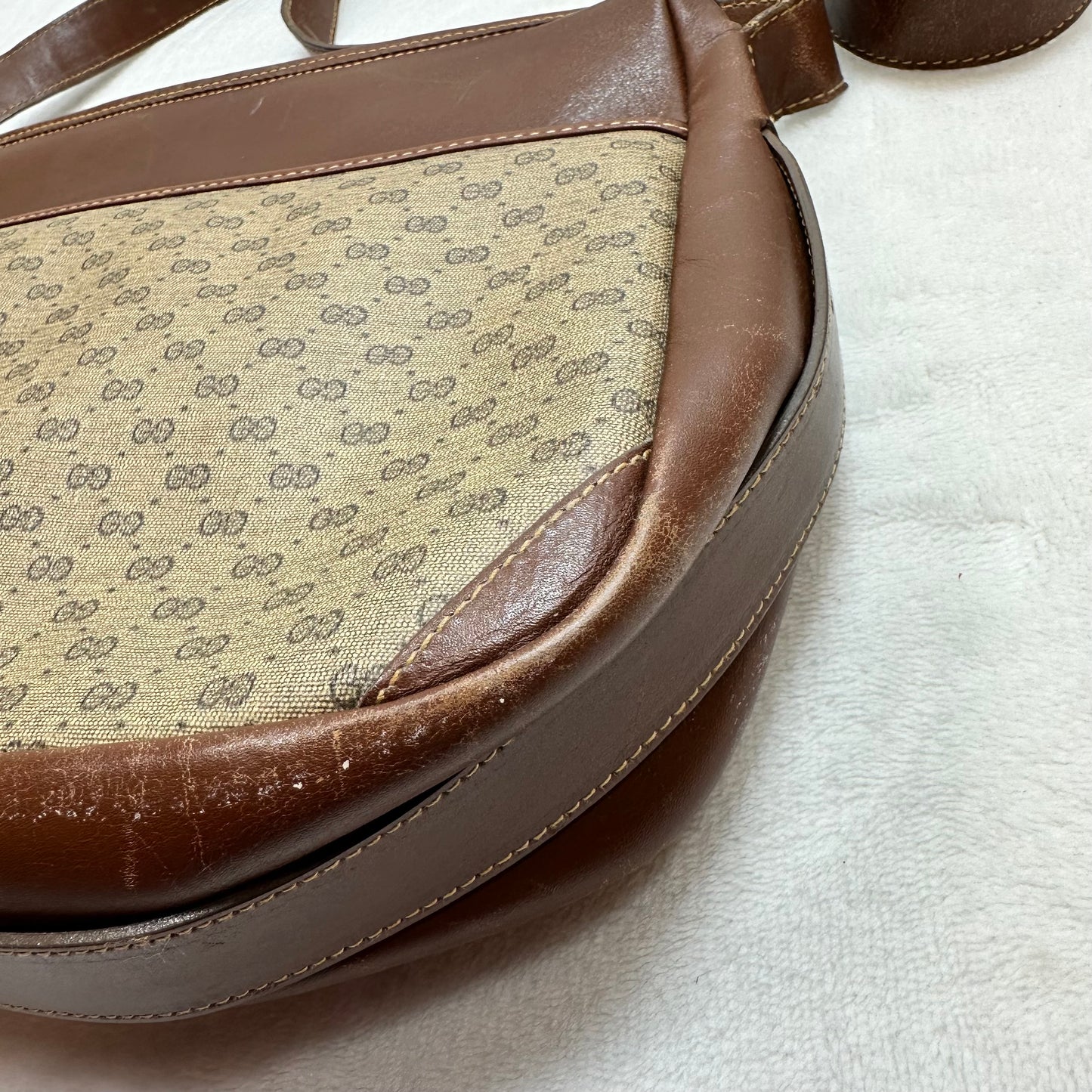 Crossbody Luxury Designer By Gucci, Size: Medium