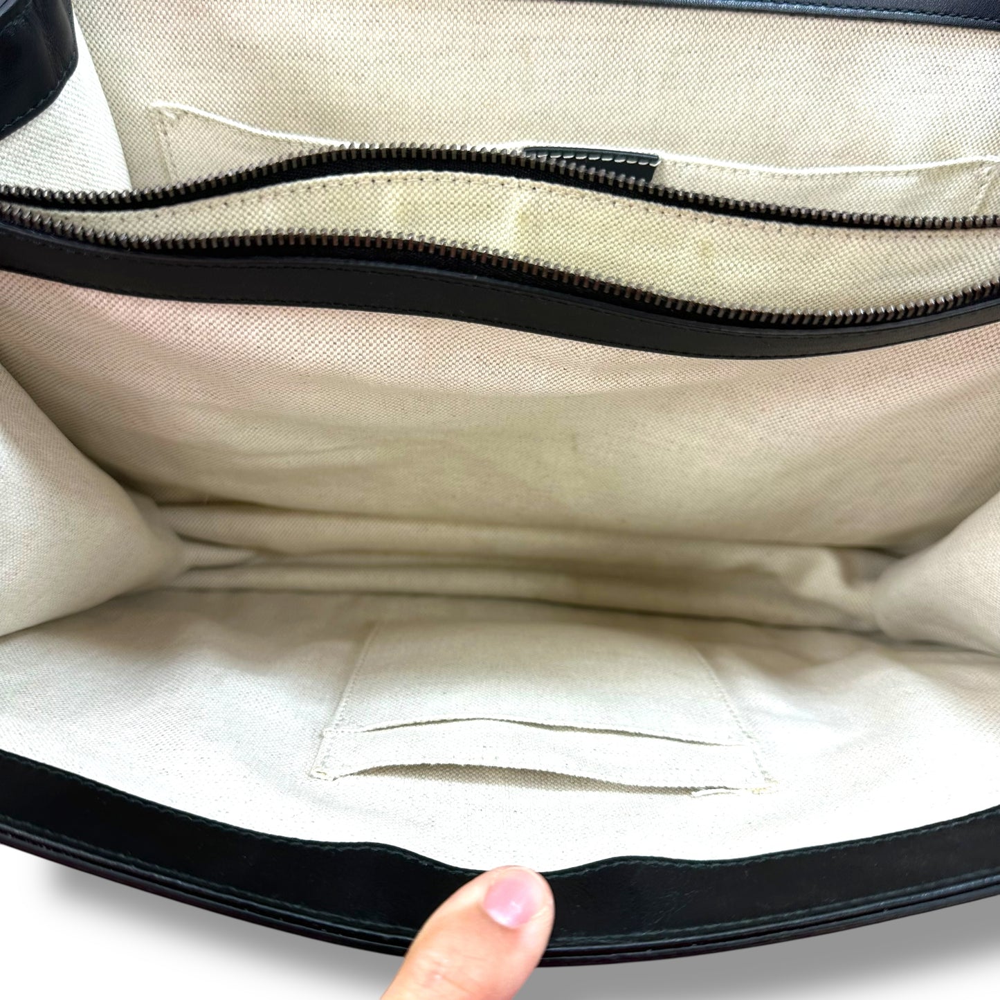 Handbag Luxury Designer By Gucci, Size: Medium