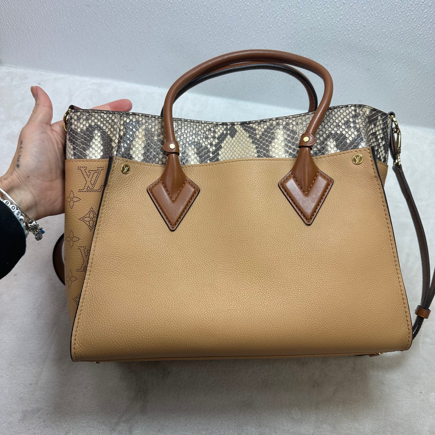 Handbag Luxury Designer By Louis Vuitton, Size: Medium