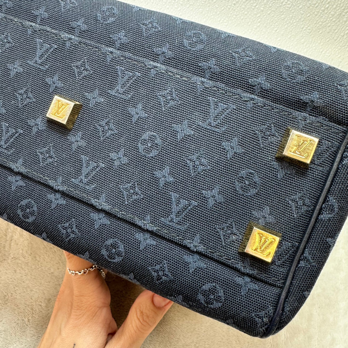 Handbag Luxury Designer By Louis Vuitton, Size: Medium