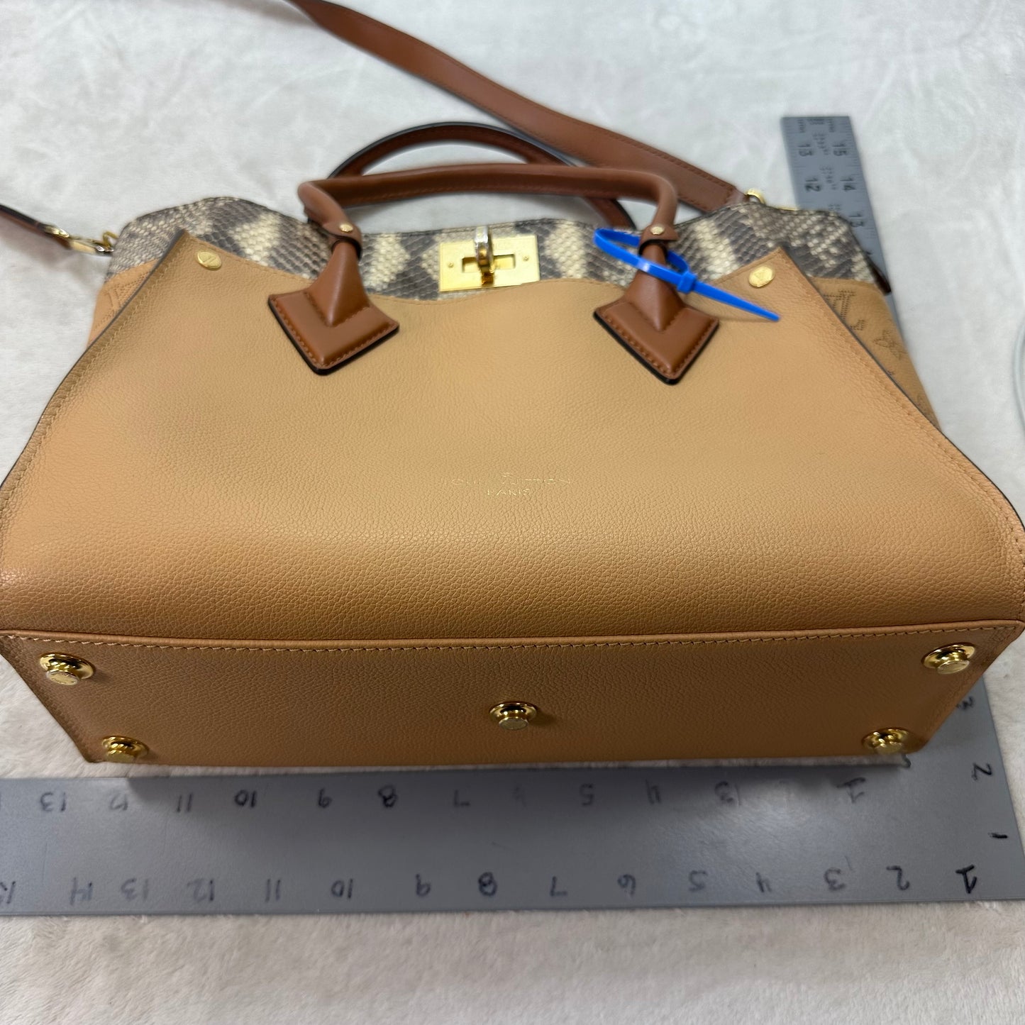 Handbag Luxury Designer By Louis Vuitton, Size: Medium