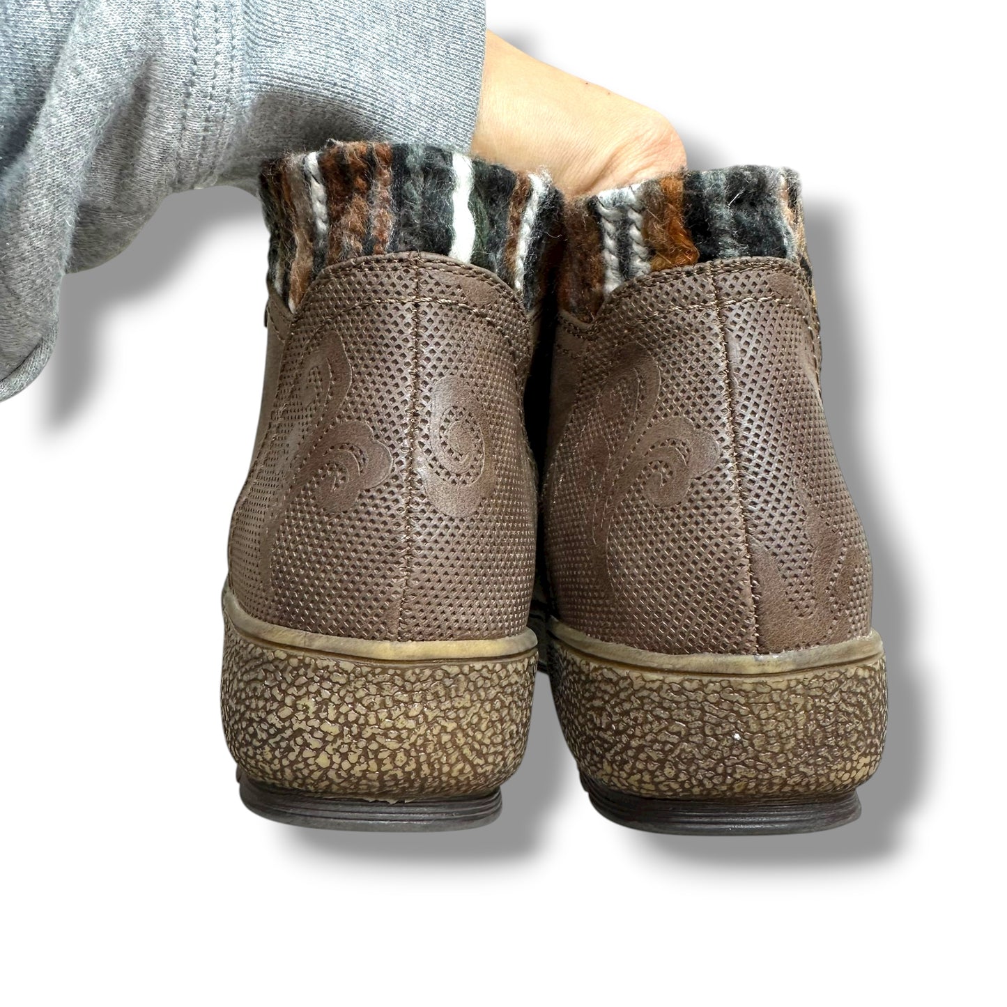 Boots Ankle Flats By Clothes Mentor In Brown, Size: 8.5